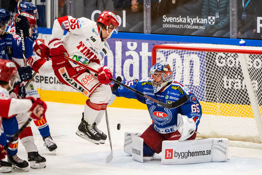 Oskarshamns målvakt Christoffer Rifalk och Timrås Vilmos