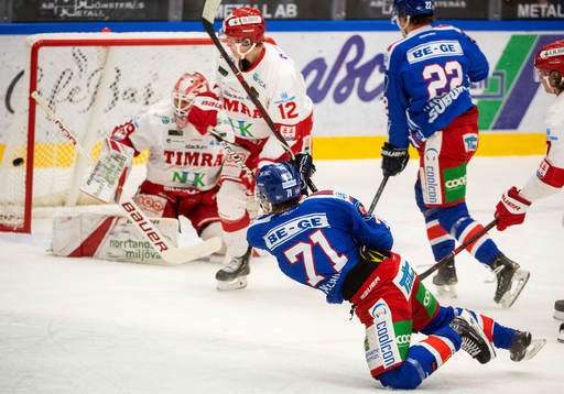 Oskarshamns Filip Sveningsson skjuter mot Timrås målvakt