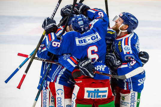 Oskarshamns Nicklas Heinerö jublar med lagkamrater
