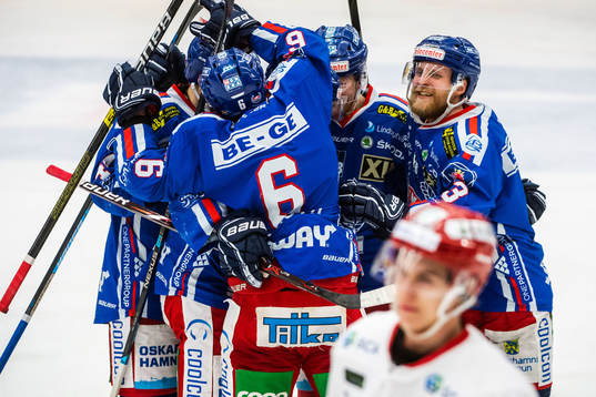 Oskarshamns Nicklas Heinerö jublar med lagkamrater