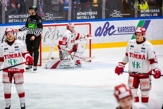 Timrås målvakt Niklas Svedberg deppar med lagkamrater