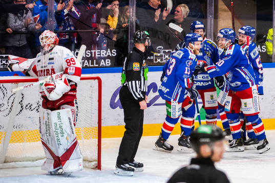 Oskarshamns Matias Sointu jublar med lagkamrater medan