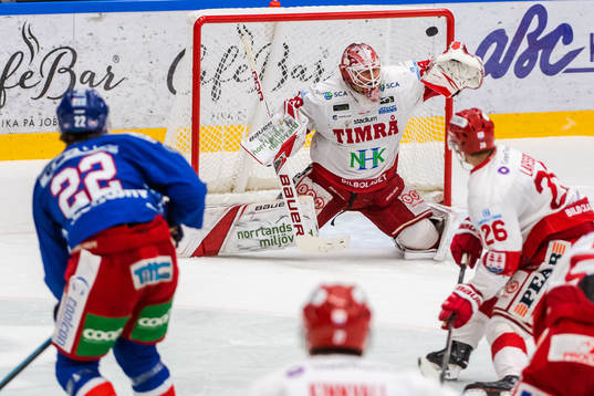 Oskarshamns John Dahlström gör 5-2 bakom Timrås målvakt