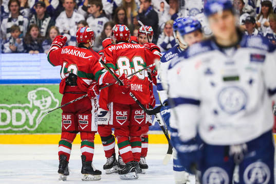 Moras Mathias Bromé jublar med lagkamrater