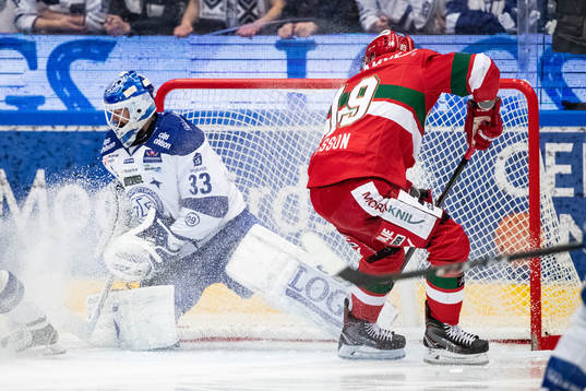 Moras John Persson och Leksands målvakt Axel Brage