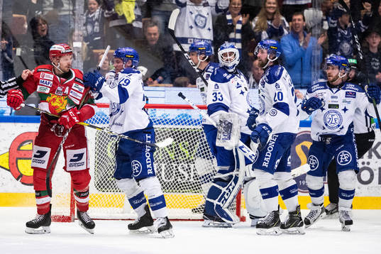 Leksands David Rundqvist och Moras Matt Bailey i fight