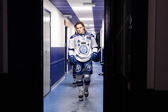 Leksands Marcus Karlberg   på väg in