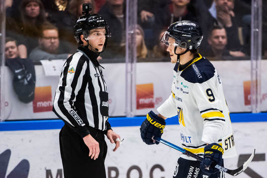 s Didrik Strömberg tilldelas en utvisning