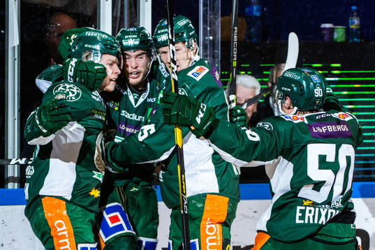 Färjestads Michael Lindqvist jublar med lagkamrater