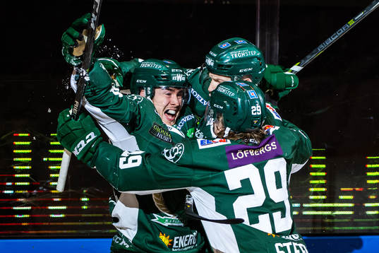 Färjestads Michael Lindqvist jublar med lagkamrater