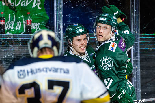 Färjestads Johan Ryno jublar med lagkamrater