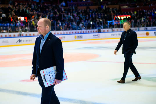 s assisterande tränare Jonas Holmström och tränare