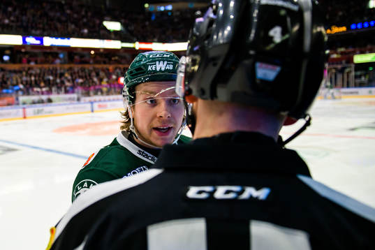 Färjestads Oskar Steen i samtal med Domare Marcus Linde