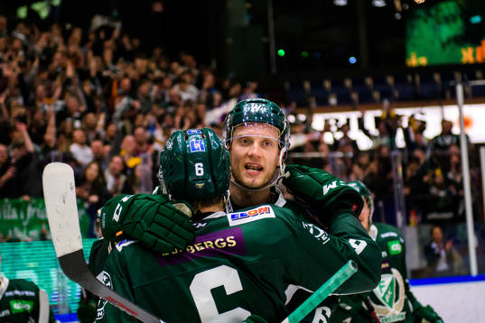 Färjestads Johan Ryno jublar