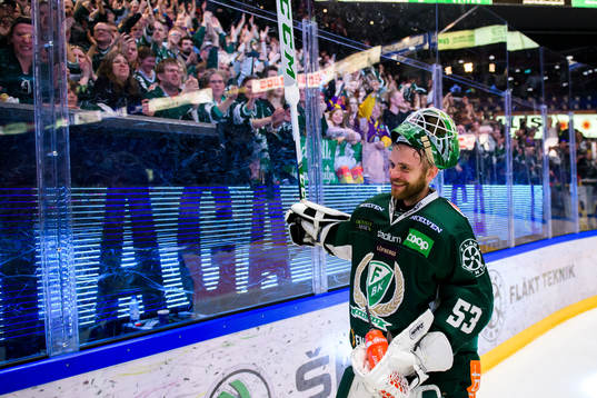 Färjestads målvakt Markus Svensson jublar