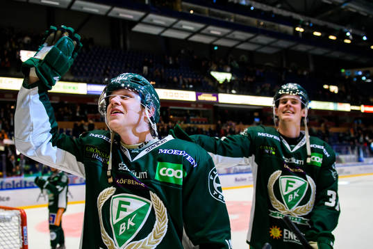 Färjestads Daniel Viksten och Carl Jakobsson jublar