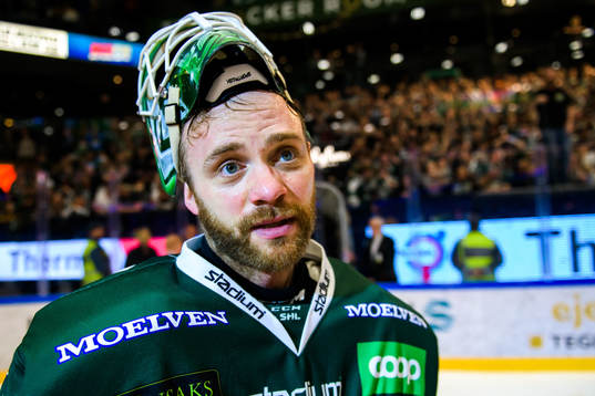 Färjestads målvakt Markus Svensson jublar
