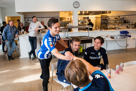 Lasse Vibe hälsar på spelare