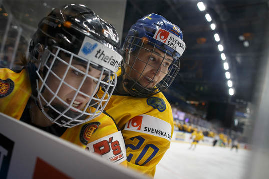 Rebecca Graeve #9, GER and Fanny Rask #20