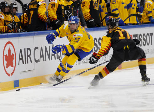 Melinda Olsson #25, SWE and Celina Haider #34, GER