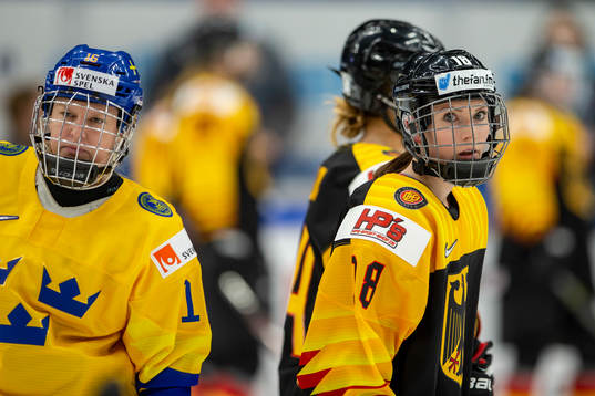 Pernilla Winberg #16, SWE, Bernadette Karpf #18, GER