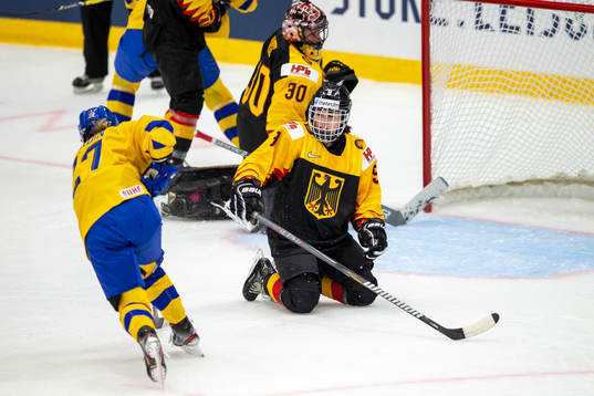 Emma Nordin #27, SWE, Rebecca Graeve #9, GER, Jennifer