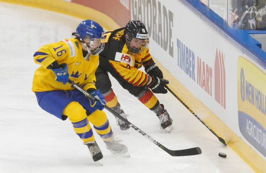 Pernilla Winberg #16, SWE and  Bernadette Karpf #18, GER