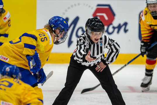 Melinda Olsson #25, SWE, referee