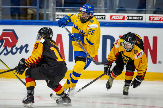 Bernadette Karpf #18, GER, Hanna Olsson #26, SWE, Jessica