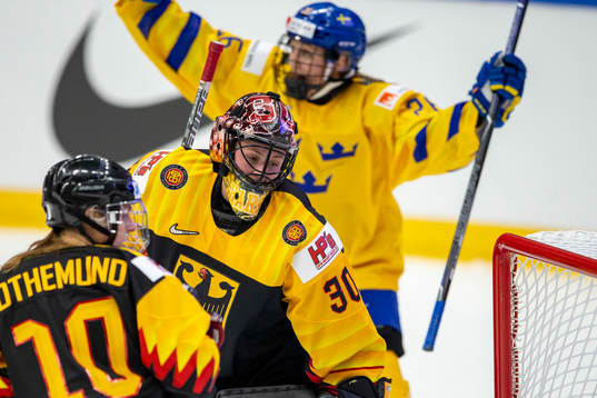 Jennifer Harss #30, GER, Sofia Engstrom #4, SWE scores 0-1