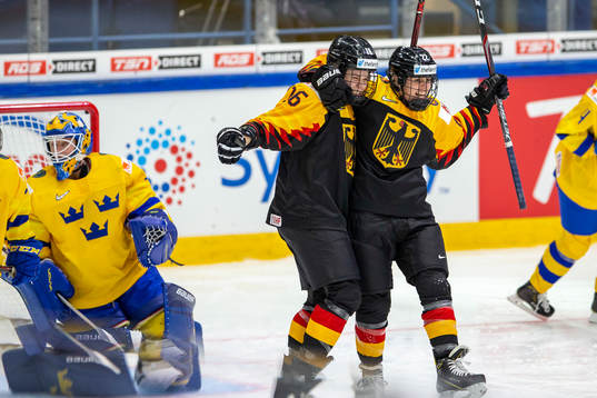 Sara Grahn #1, SWE, Emily Nix #16, GER scores 1-1, Marie