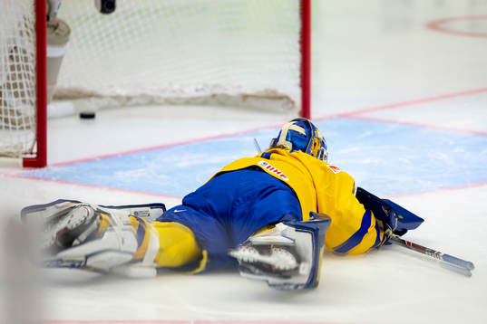 Sara Grahn #1, SWE, Laura Kluge #25, GER score winning goal