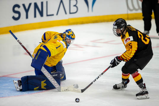 Sara Grahn #1, SWE, Laura Kluge #25, GER score winning goal