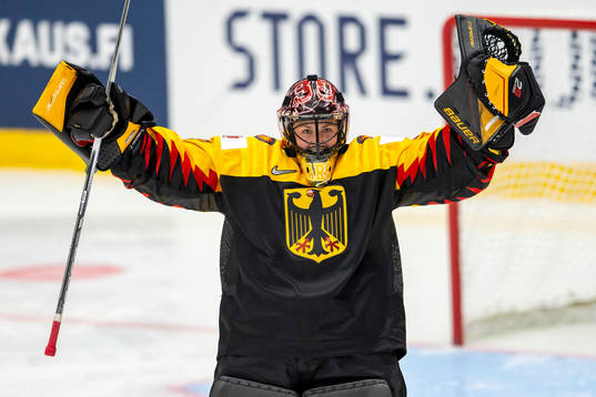 Jennifer Harss #30, GER celebrate Germany win