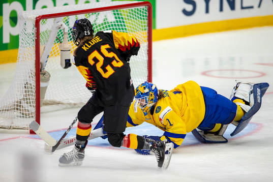 Sara Grahn #1, SWE, Laura Kluge #25, GER score winning goal