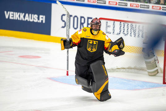Jennifer Harss #30, GER celebrate Germany win