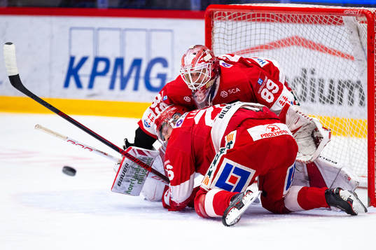 Timrås Hampus Larsson och målvakten Niklas Svedberg