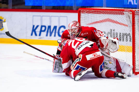 Timrås Hampus Larsson och målvakten Niklas Svedberg