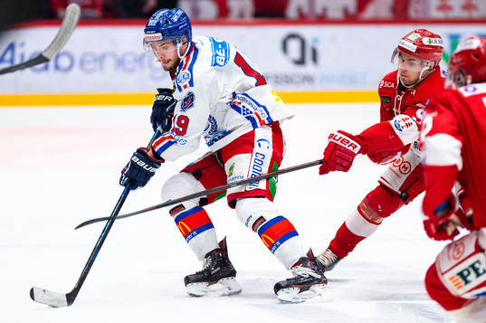Oskarshamns Anton Björkman jagas av Timrås Rickard