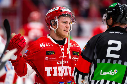 Timrås Emil Berglund diskuterar med Domare Daniel Winge