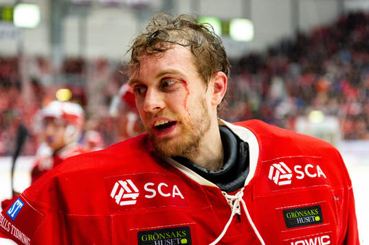 Timrås målvakt Niklas Svedberg blöder lite vid ögat