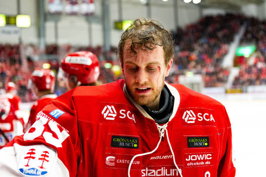 Timrås målvakt Niklas Svedberg blöder lite vid ögat