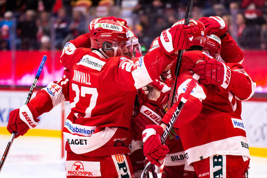 Timrås Henrik Törnqvist jublar med lagkamrater