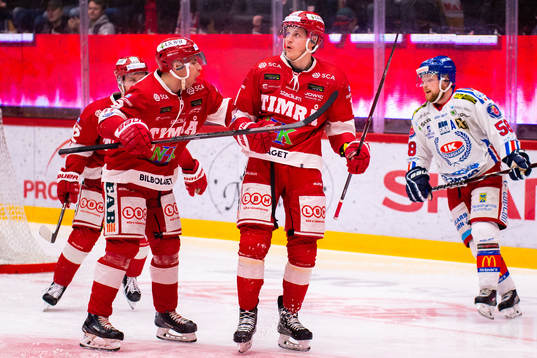 Timrås Henrik Törnqvist jublar med lagkamrater