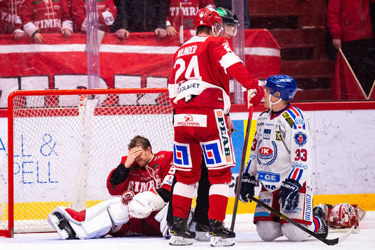 Timrås målvakt Niklas Svedberg har ont