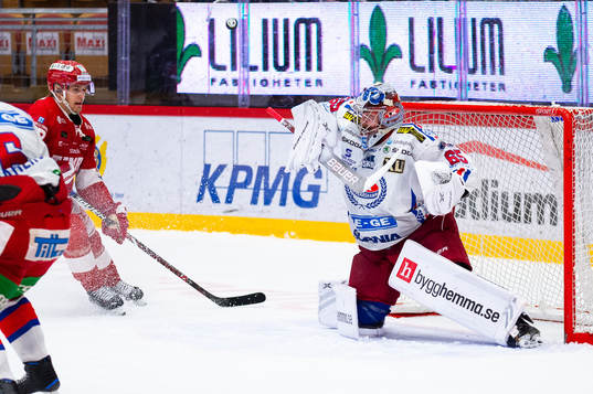 Oskarshamns målvakt Christoffer Rifalk räddar