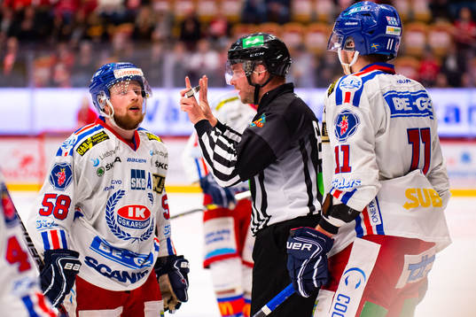 Oskarshamns Oskar Nilsson diskuterar med domaren