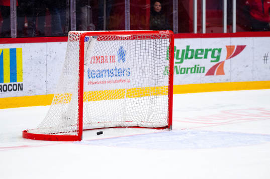 Timrås Henrik Törnqvist (ej i bild) gör 4-1 i tom målbur