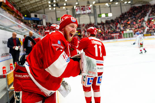 Timrås målvakt Victor Brattström jublar