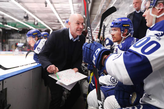 Leksands assisterande tränare Christer Olsson pratar med